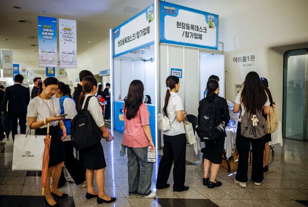 지난해 서울 중구 동대문디자인플라자에서 열린 2024 금융권 공동채용 박람회를 찾은 구직자들이 입장을 기다리고 있다./사진=뉴시스