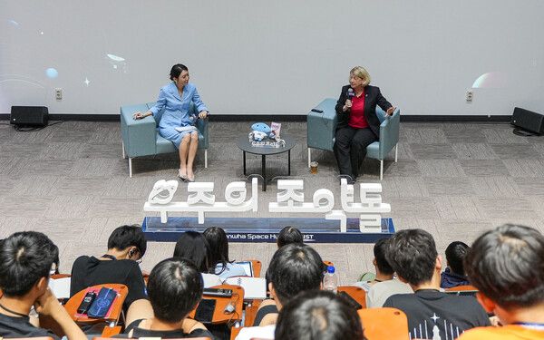 파멜라 멜로이 전 NASA 부국장이 21일 대전 KAIST 본원에서 '우주의 조약돌' 수료생들에 특별강연을 하고 있다. /한화 제공