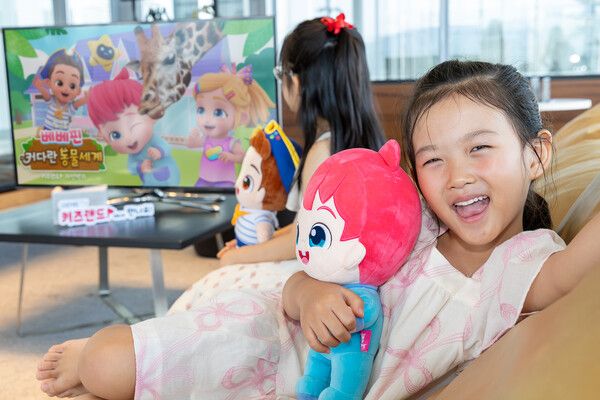 아이들이 KT 지니 TV 키즈랜드에서 키즈랜드 자연백과 시즌4 ‘베베핀: 커다란 동물 세계’를 시청하고 있다.