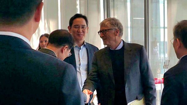 이재용 삼성전자 회장이 22일 삼성전자 서초 사옥을 방문해 오찬을 함께 한 빌 게이츠 게이츠재단 이사장을 배웅하고 있다 / 삼성전자 제공 (포인트경제)