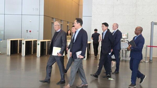 이재용 삼성전자 회장이 22일 삼성전자 서초 사옥을 방문해 오찬을 함께 한 빌 게이츠 게이츠재단 이사장을 배웅하고 있다 / 삼성전자 제공 (포인트경제)