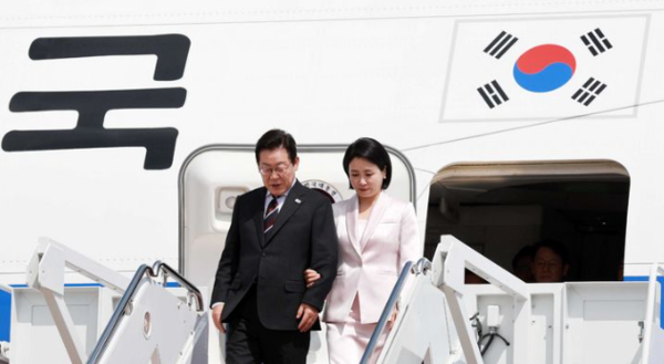 한미 정상회담을 위해 미국을 방문한 이재명 대통령과 김혜경 여사가 24일(현지 시간) 워싱턴DC 앤드루스 공군기지에 도착해 공군 1호기에서 내리고 있다 / 사진 = 뉴시스 (포인트경제)