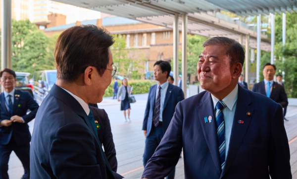 지난 23일 한일 정상회담을 위해 만난 이재명 대통령과 이시바 시게루 일본 총리 /사진=대통령실