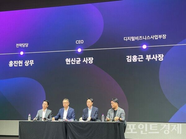 (왼쪽부터) 전략담당 홍진현 상무, LG CNS 대표 현신균 사장, 디지털비즈니스사업부장 김홍근 부사장,&nbsp;AI 클라우드 사업부장 김태훈 전무가&nbsp;Q&A를 진행하고 있다. (포인트경제)