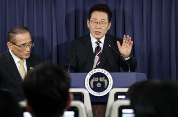 이재명 대통령이 24일(현지시간) 한일정상회담을 마치고 일본 도쿄에서 미국 워싱턴DC로 향하는 공군1호기에서 기내 기자간담회를 하고 있다 / 사진=뉴시스 (포인트경제)