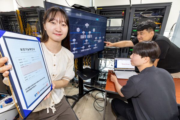 KT와 코위버 직원이 양자키분배 기술 적용 장비를 점검하며 보안 인증서를 소개하는 모습