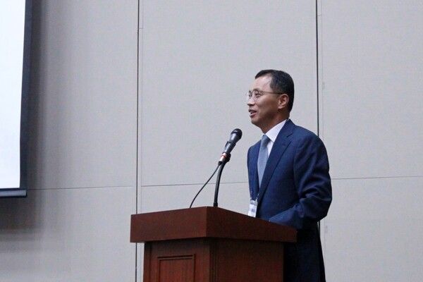 엔씨소프트와 한국정책학회가 25일 부산항국제전시컨벤션센터에서 열린 ‘2025 한국정책학회 하계 학술대회’에서 ‘불법 사설서버 대응과 개선방안’ 세미나를 개최했다. 세미나에서 김수환 부산경찰청장이 발표를 하고 있다.