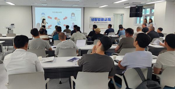 BNK경남은행 금융소비자보호부 소속 전문 강사가 외국인 근로자들에게 금융교육을 하고 있다.