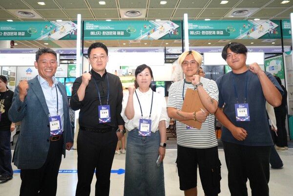 S-OIL이 팝업스토어 개최를 지원한 사회적 기업 5개사 대표들이 기념촬영을 하고 있다.