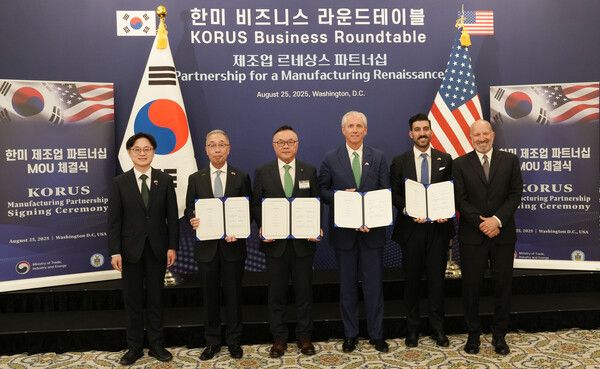 25일(현지시각) 미국 워싱턴 D.C.에서 ‘한미 비즈니스 라운드 테이블’ 직후 진행된 SMR 사업협력을 위한 양해각서(MOU) 체결식에서 참석자들이 기념촬영을 하고 있다. 왼쪽부터 김정관 산업통상자원부 장관, 박지원 두산에너빌리티 회장, 황주호 한수원 사장, 클레이 셀(Clay Sell) 엑스-에너지 CEO, 섀넌 켈로그(Shannon Kellogg) AWS 부사장, 하워드 러트닉(Howard Lutnick) 미국 상무부 장관. /두산에너빌리티 제공