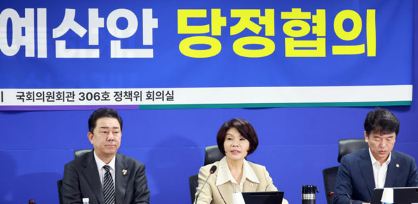 한정애(가운데) 더불어민주당 정책위의장이 26일 오전 서울 여의도 국회 의원회관에서 열린 '더불어민주당 2026년 예산안 당정협의'에서 발언을 하고 있다 / 사진출처-뉴시스 (포인트경제)