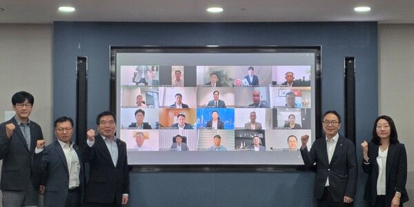 NH농협금융은 지난 26일, 서울 중구 본사에서 조정래 부사장 주재로 「'25년 제2차 농협금융 글로벌 전략협의회」를 개최했다. 조정래 부사장(왼쪽에서 세 번째)과 참석자들이 기념 촬영을 하고 있다.