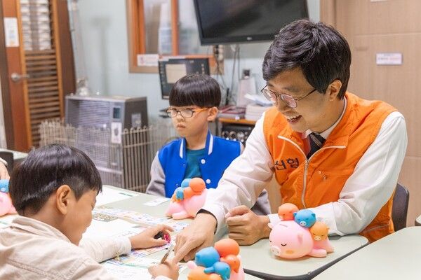 신협 임직원(멘토)가 ‘어부바 멘토링’을 통해 지역사회 아이들(멘티)에게 경제교육을 진행하고 있다.