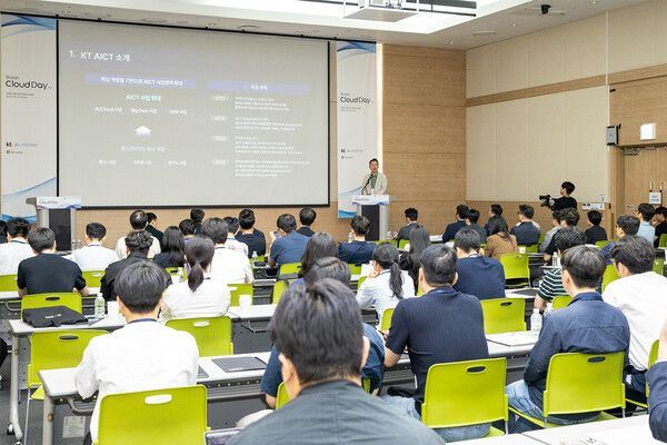 행사에서 참석자들이 발표를 듣는 모습