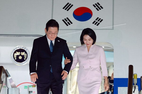 이재명 대통령과 김혜경 여사가 28일 일본·미국 순방 일정을 마치고 경기 성남 서울공항에 도착해 공군1호기에서 내리고 있다. /사진=뉴시스