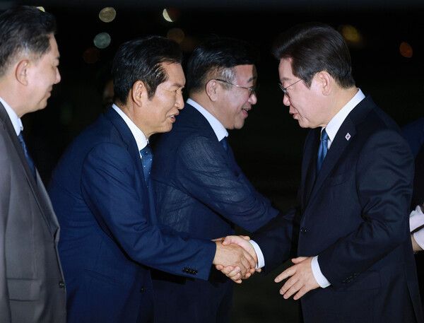 일본·미국 순방 일정을 마치고 귀국한 이재명 대통령이 28일 경기 성남 서울공항에서 정청래 더불어민주당 대표와 악수하고 있다. /사진=뉴시스