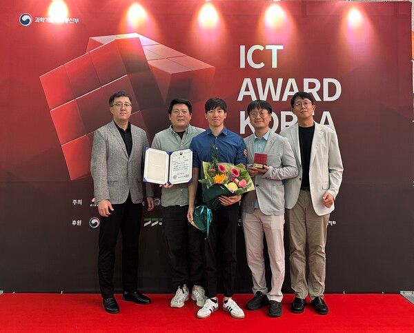 SK텔레콤은 서울 강남구 과학기술컨벤션센터에서 열린 한국정보과학진흥협회 주관 ‘ICT어워드 코리아 2025’ 시상식에서 자사의 AI 기반 행동인식 돌봄 서비스 ‘케어비아(CareVia)’가 AI 미래혁신 분과 대상을 수상했다고 28일 밝혔다.&nbsp;사진은 양승지 Vision Lab장(사진 맨 왼쪽) 등 '케어비아'에 적용된 AI 기술을 연구하고 실증한 SKT 임직원들이 수상하는 모습.