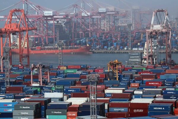 부산 남구 신선대(사진 아래) 및 감만(위) 부두 야적장에 수출입 컨테이너가 쌓여 있다. /사진=뉴시스