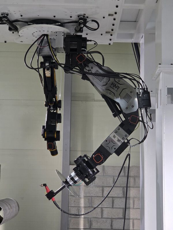 케이엔알시스템의&nbsp;HydRA-TG 로봇팔 작동 실험 모습