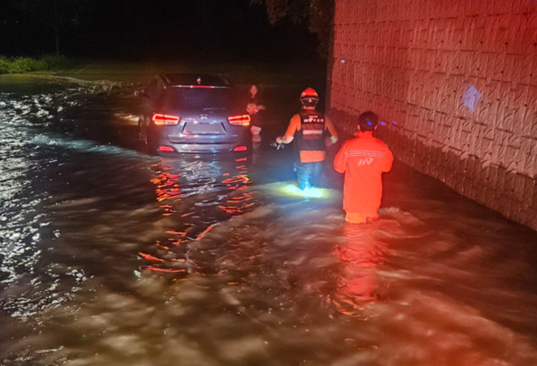 3일 오후 전남 담양군의 한 도로에 폭우로 차량이 물에 잠겨 소방당국이 배수조치를 하고 있다. /전남도소방본부
