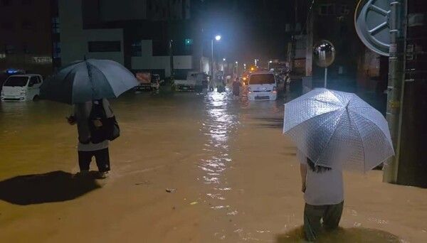 시간당 140.8㎜ 이상 극한 호우가 쏟아진 3일 전남 무안군 무안읍 일대가 침수되고 있다. /사진=뉴시스, 독자 제공