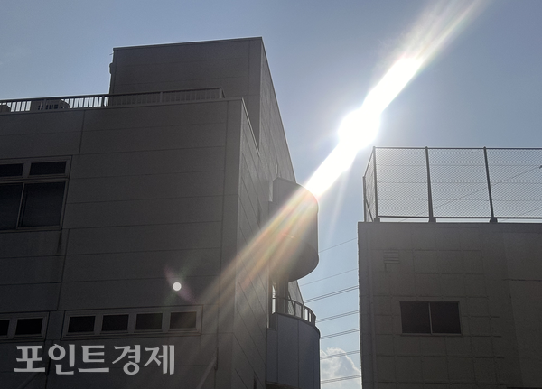 강렬한 햇빛이 도쿄 도심 건물 위로 내리쬐고 있다. ⓒ포인트경제 박진우 도쿄 특파원