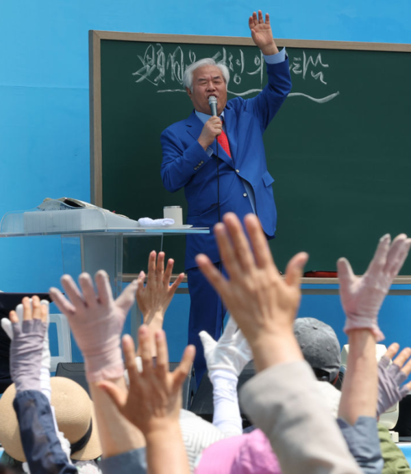 전광훈 사랑제일교회 목사가 서울 종로구 신문로 시의회 인근에서 열린 전국 주일 연합 예배에서 설교 하고 있다 / 사진출처-뉴시스 (포인트경제)