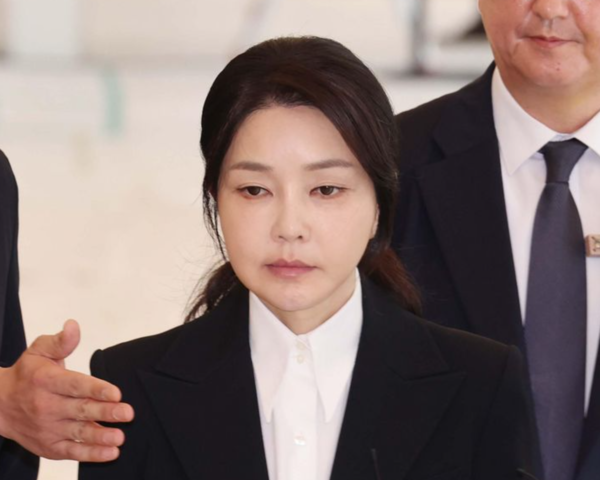 피의자 신분으로 조사받기 위해 특검팀 사무실에 들어서고 있는 김건희 여사 /사진=뉴시스