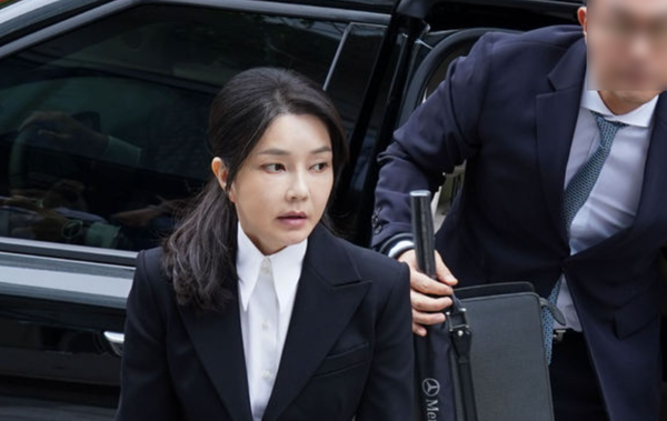 김건희 여사가 6일 서울 종로구 김건희 특검팀(특별검사 민중기) 사무실에 피의자 신분으로 조사를 받기 위해 차량에서 내리고 있다. /사진=뉴시스