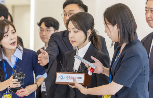 피의자 신분으로 조사받기 위해 특검팀 사무실에 들어서고 있는 김건희 여사 /사진=뉴시스