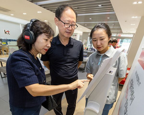 KT플라자에 설치된 AI 청력검사 키오스크를 활용해 스스로 청력 상태를 진단하는 모습. /KT 제공