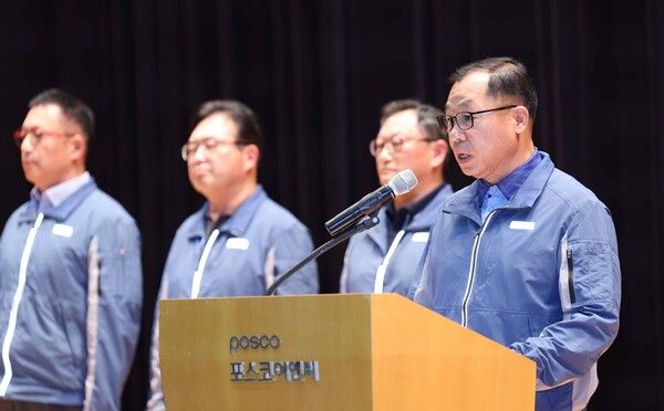 정희민 포스코이앤씨 대표이사 사장이 29일 오후 인천 연수구 포스코이앤씨 인천 송도사옥에서 지난 28일 경남 함양~창녕 고속도로 현장에서 발생한 중대재해와 관련해 사과문을 발표하고 있다. /사진=뉴시스
