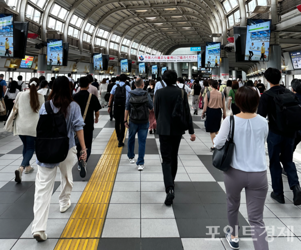 일본 도쿄도 미나토구 시나가와역 아침 출근하는 사람들의 모습&nbsp;ⓒ포인트경제 도쿄 특파원 박진우 기자