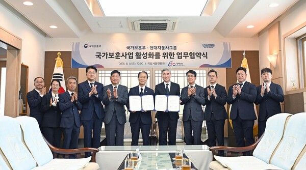 (왼쪽 여섯 번째부터) 국가보훈부 권오을 장관, 현대차그룹 전략기획담당 성 김 사장, 전략기획실장 김동욱 부사장 등 주요 관계자들이 업무협약식에서 기념 촬영을 하고 있는 모습 /현대차그룹 제공