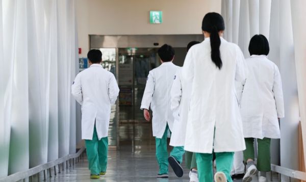 정부가 의료 현장을 집단 이탈한 전공의 7000여 명에 대한 면허정지 절차에 돌입한 지난 4일 서울 시내의 한 대학병원에서 의료진들이 이동하고 있다. /사진=뉴시스 (포인트경제)