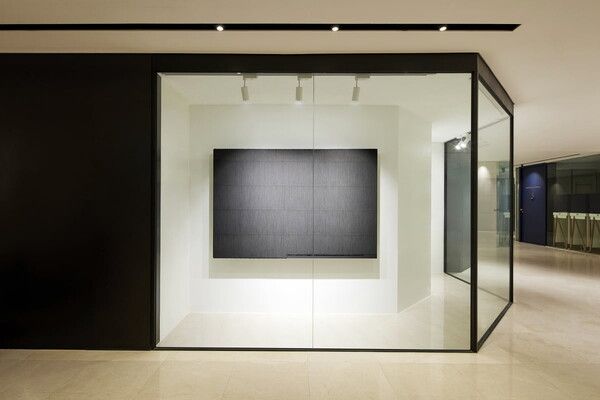 서울신라호텔 아케이드에 전시된 박서보 작가 작품 (포인트경제)