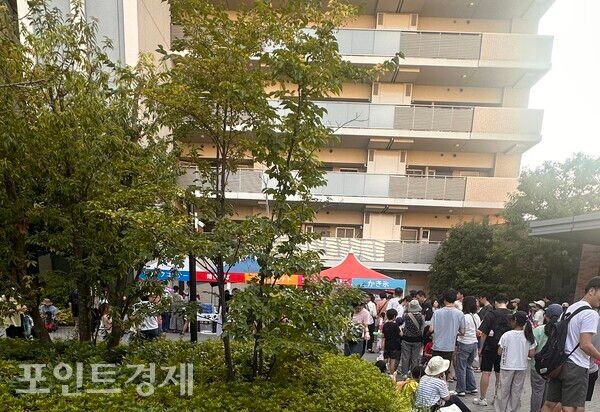 31일, 열사병 경보 속 한 도쿄 맨션 행사에서 주민들이 땡볕 속에서 대기하고 있는 모습 ⓒ포인트경제 박진우 특파원