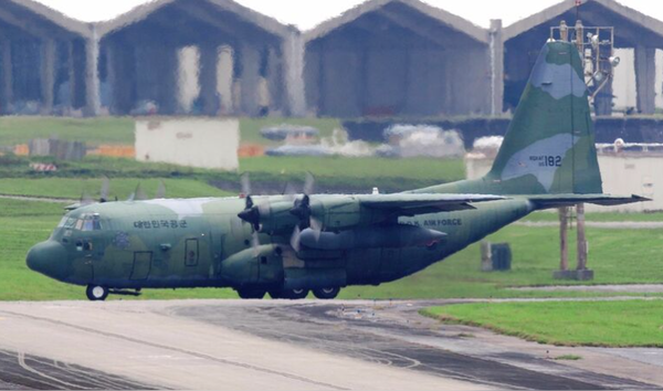 오키나와 가데나 미군 기지에 착륙한 대한민국 공군 수송기/오키나와 타임즈 갈무리(포인트경제)