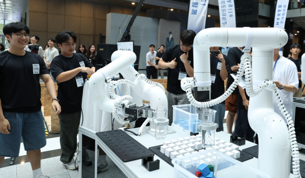 경진대회 참가자들이 다관절 협동 로봇 챌린지를 수행하고 있는 모습 /포스코홀딩스 제공