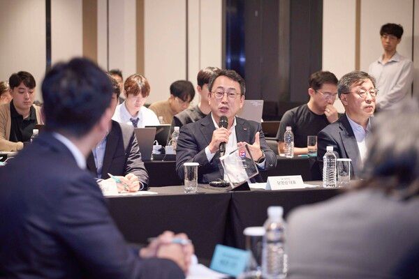 유영상 SK텔레콤 CEO가 토의 시간에 발표하는 모습&nbsp; /SK텔레콤 제공