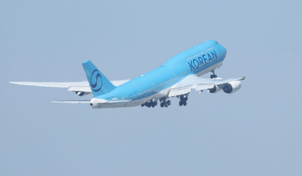 미국 조지아주 현대차그룹-LG에너지솔루션 배터리 합작 공장 건설 현장에서 체포·구금된 우리 국민 300여명을 태울 대한항공 B747-8i 전세기가 10일 오전 인천국제공항에서 이륙하고 있다. /사진=뉴시스