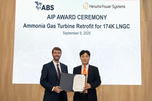 이탈리아 밀라노 가스텍 2025 현장에서 (사진 좌측)조슈아 디빈 ABS 글로벌해양사업개발 부사장과 (사진 우측)김형석 한화파워시스템 선박솔루션사업부장이 기념촬영을 하고 있다.