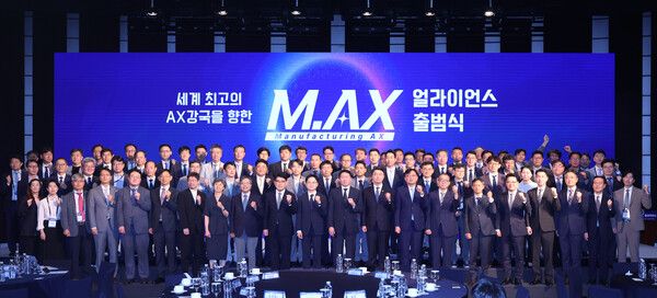 제조 AX 얼라이언스 공동위원장인 김정관 산업통상자원부 장관과 최태원 대한상공회의소 회장이 10일 서울 중구 웨스틴조선 호텔에서 열린 '제조 AX 얼라이언스(M.AX 얼라이언스)' 출범식에서 참석자들과 기념촬영을 하고 있다. /사진=뉴시스