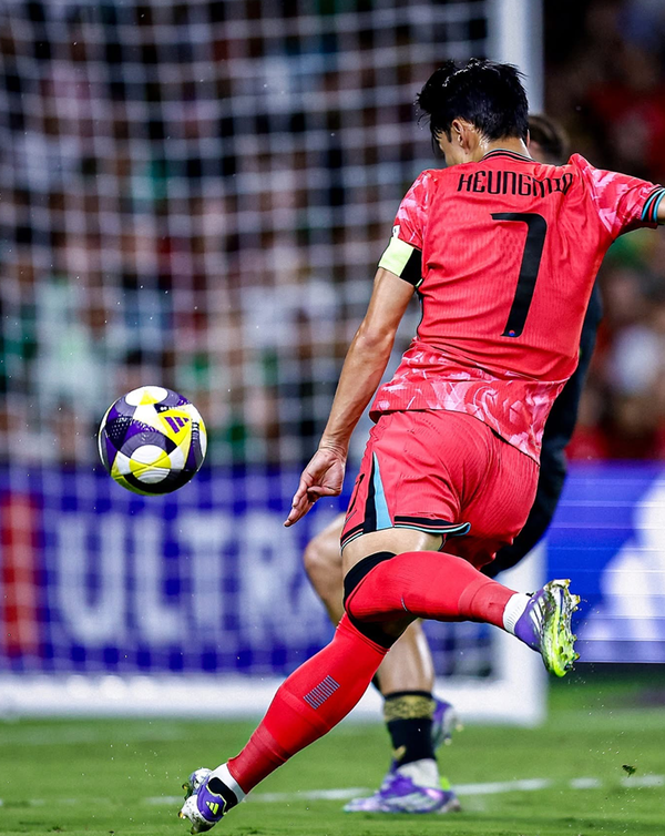 한국 대표팀 주장 손흥민이 멕시코전에서 득점 직전 슈팅을 시도하는 순간/대한축구협회 갈무리(포인트경제)