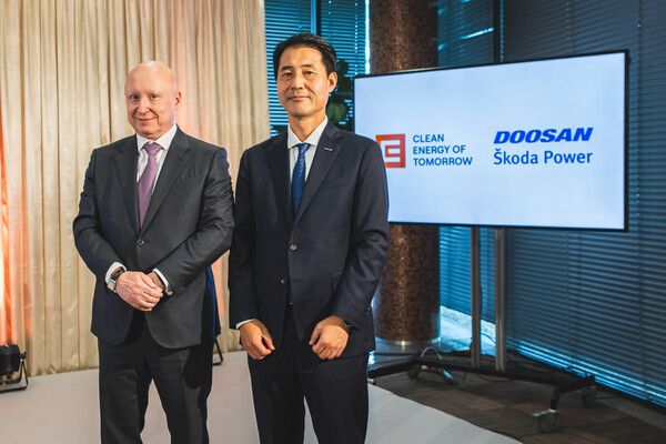 CEZ 다니엘 베네쉬(Daniel Benes) CEO(왼쪽)와 두산에너빌리티 손승우 파워서비스 BG장이 기념사진을 촬영하고 있다.&nbsp;/두산에너빌리티 제공