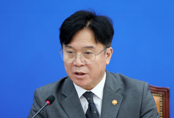 김영훈 고용노동부 장관이 15일 오전 서울 여의도 국회에서 열린 '산업재해예방TF 중대재해 예방을 위한 노동안전 종합대책 발표'에서 발언하고 있다. /사진=뉴시스