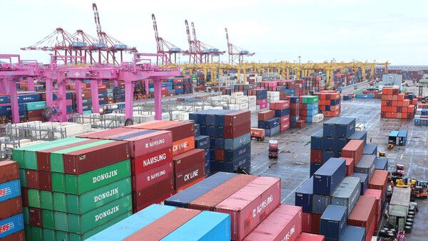 인천 연수구 인천신항 컨테이너 터미널에 컨테이너가 쌓여 있다. /사진=뉴시스