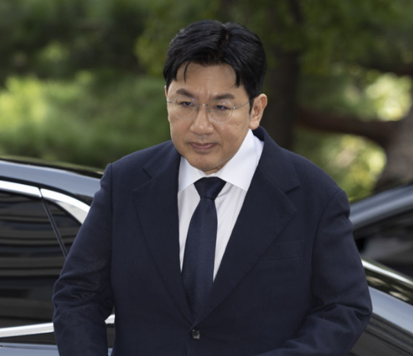 방시혁 하이브 의장이 15일 오전 서울 마포구 서울경찰청 광역수사단 금융범죄수사대에서 조사를 받기 위해 출석하고 있다 / 사진=뉴시스 (포인트경제)