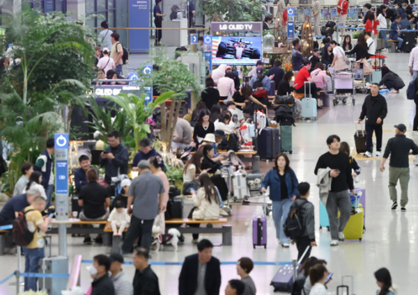 인천국제공항 1터미널 도착층이 여행객들로 붐비고 있다 / 사진=뉴시스 (포인트경제)