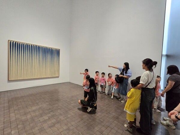 서울 중구&nbsp;필동어린이집 유아들이 이우환 '선으로부터' 작품을 감상하고 있다.